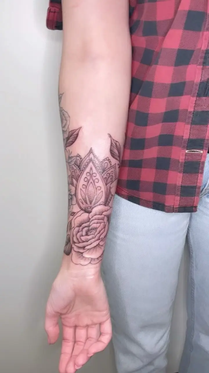 Got to finish this one up today! * * * #mandala #henna #flower #peony #illustrative #linework #design #tattooartist…