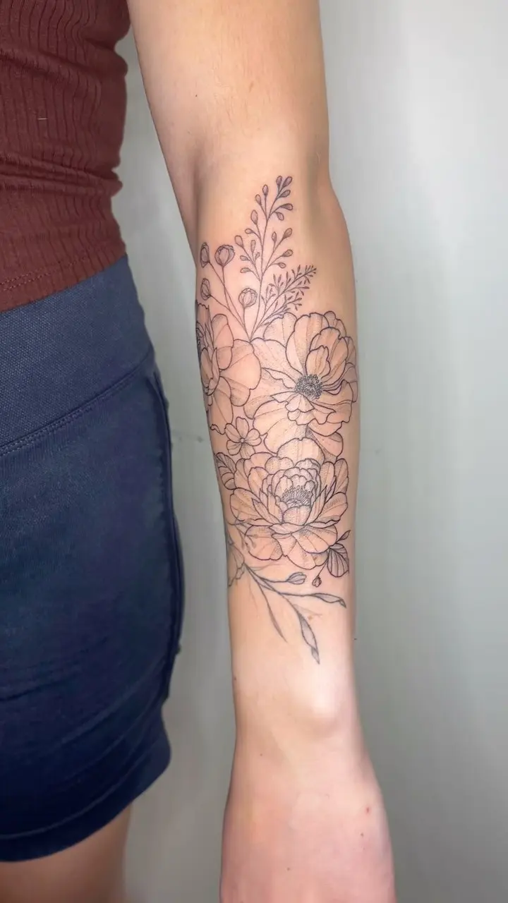 Florals ❤️🌸 * * * #floralartist #flowertattoos #halfsleeve #healedtattoo #newtattoo #peonies #lineworktattoo…