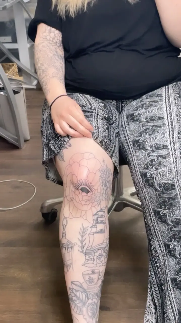 Come tattoo my knee with me 🤤 * * * #kneetattoo #tattooingmyself #peony #tattooartist #Artist