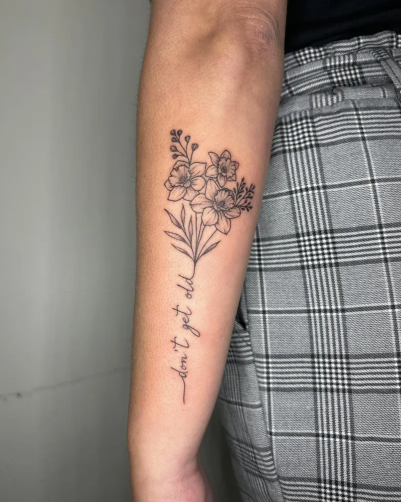 “don’t get old” 🌼 * * * #daffodils #firsttattoo #memorialtattoo #quote #risingartist #contemporarytattooing…