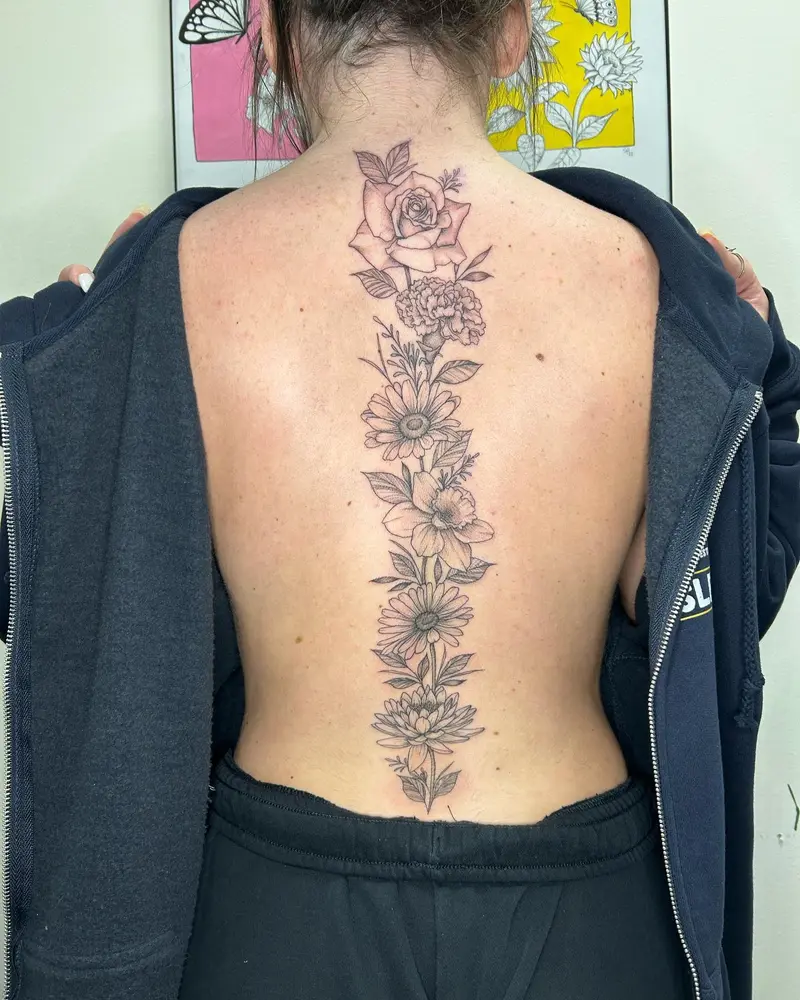Back piece made up of special flowers 🌸 * * * #backtattoo #spinetattoo #floralbacktattoo #flowertattoo #daisies…