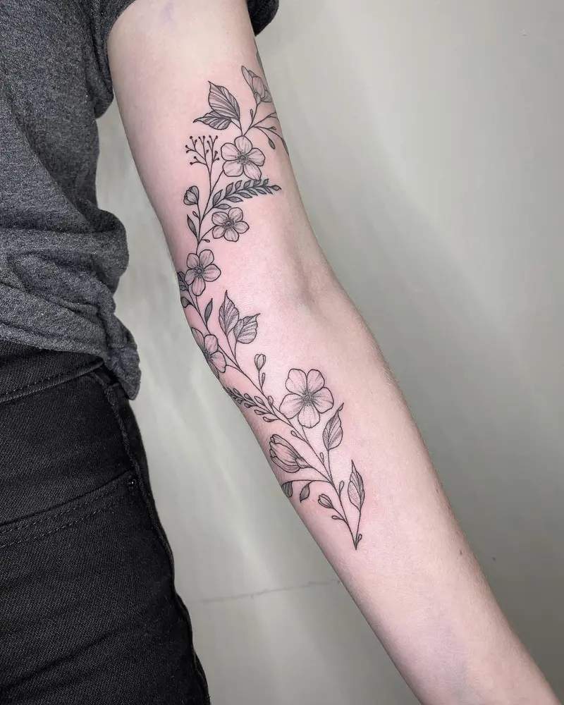 Loving the placement of this pretty vine from the other day. * * * #vinetattoo #vines #flowertattoo #wraparoundtattoo…