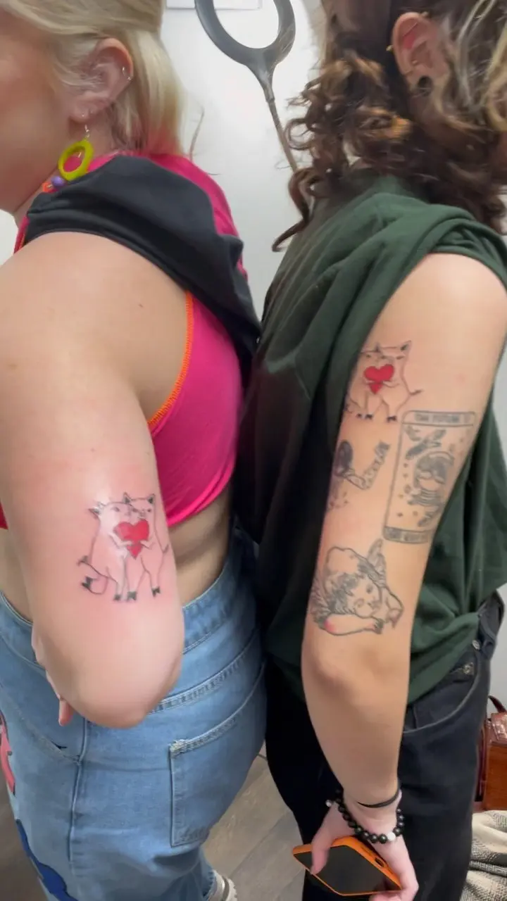 Friendship piggies 😍 so cute * * * #matchingtattoos #friendshiptattoos #pigtattoo #piggies #heart #linework #tattoo…