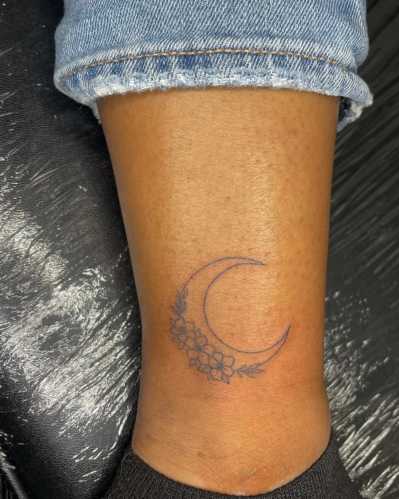 Floral moon from the other day 🌙 * * * #moontattoo #simpletattoo #smalltattoo #daintytattoo #girlytattoo…