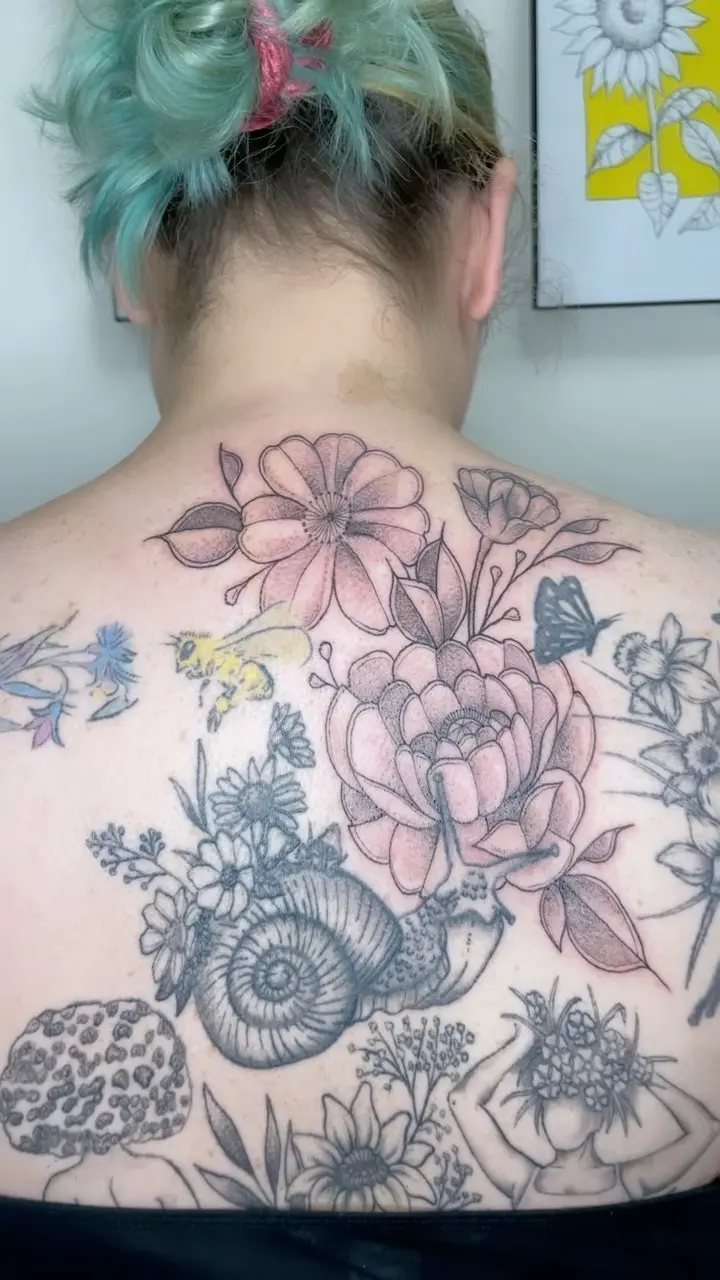 Starting to fill in the gaps of @cat_and_tat back with some free hand florals. My fav * * * #freehandtattoo…