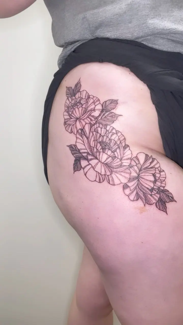 I’ve been wanting to use this audio for a while 😅 I had a blast tattooing this hip piece. I love this placement. * *…