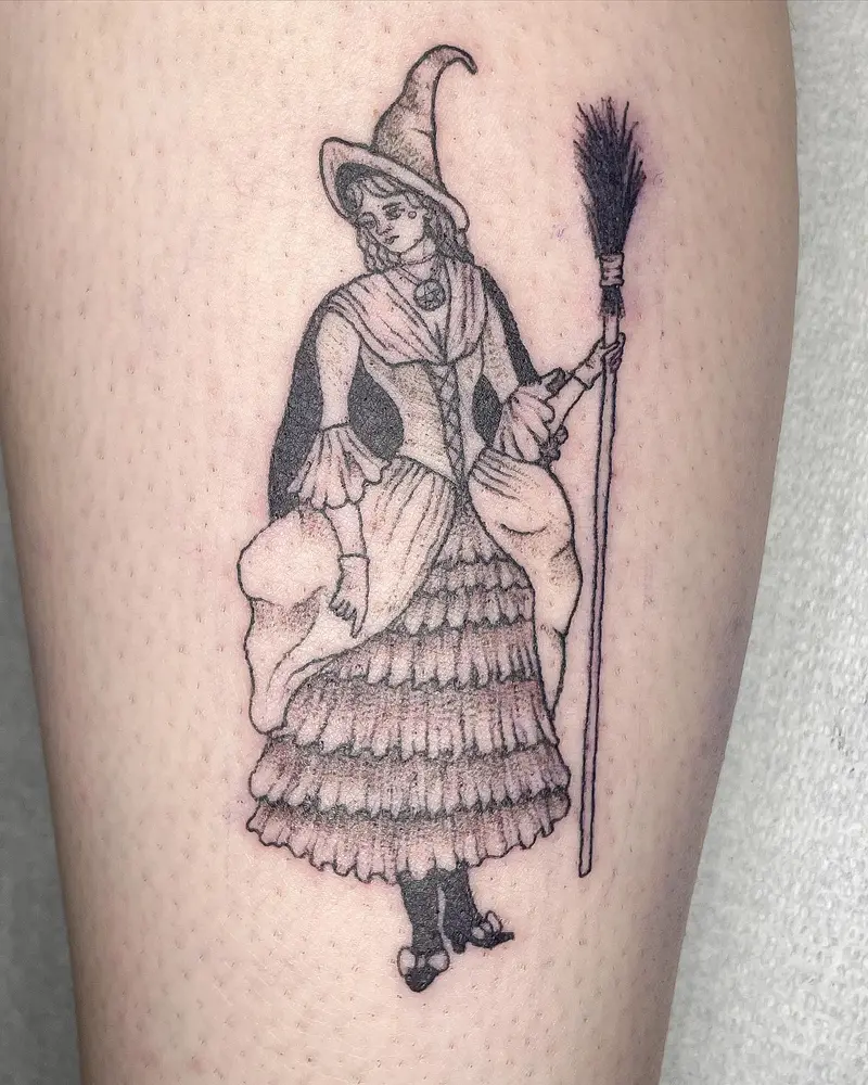 Little witchy friend for Elizabeth a while back. Definitely behind in posting just pictures of tattoos. * * *…