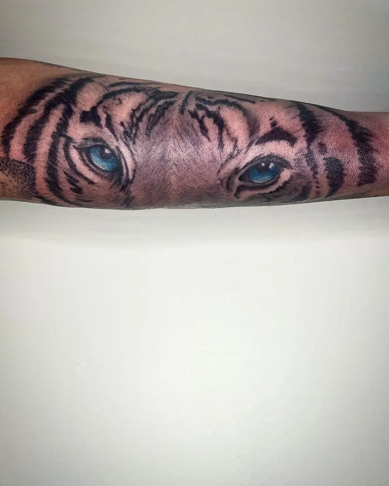 Got to do something a little different today to add to the sleeve I’ve been working on. I love the pop of color in the…