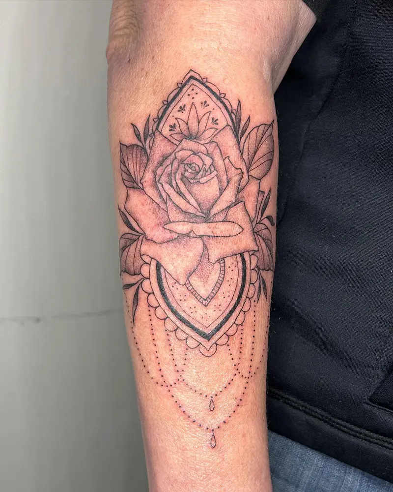 Decorative henna style floral piece from one of my last minute openings last week. * * * #henna #mandala #floral…
