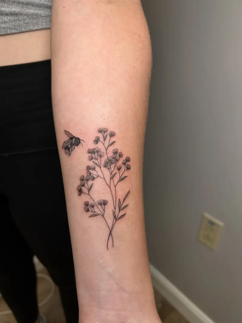 Fuzzy little bee and soft baby’s breath flowers as a first tattoo I did before the summer. Looking forward to getting…