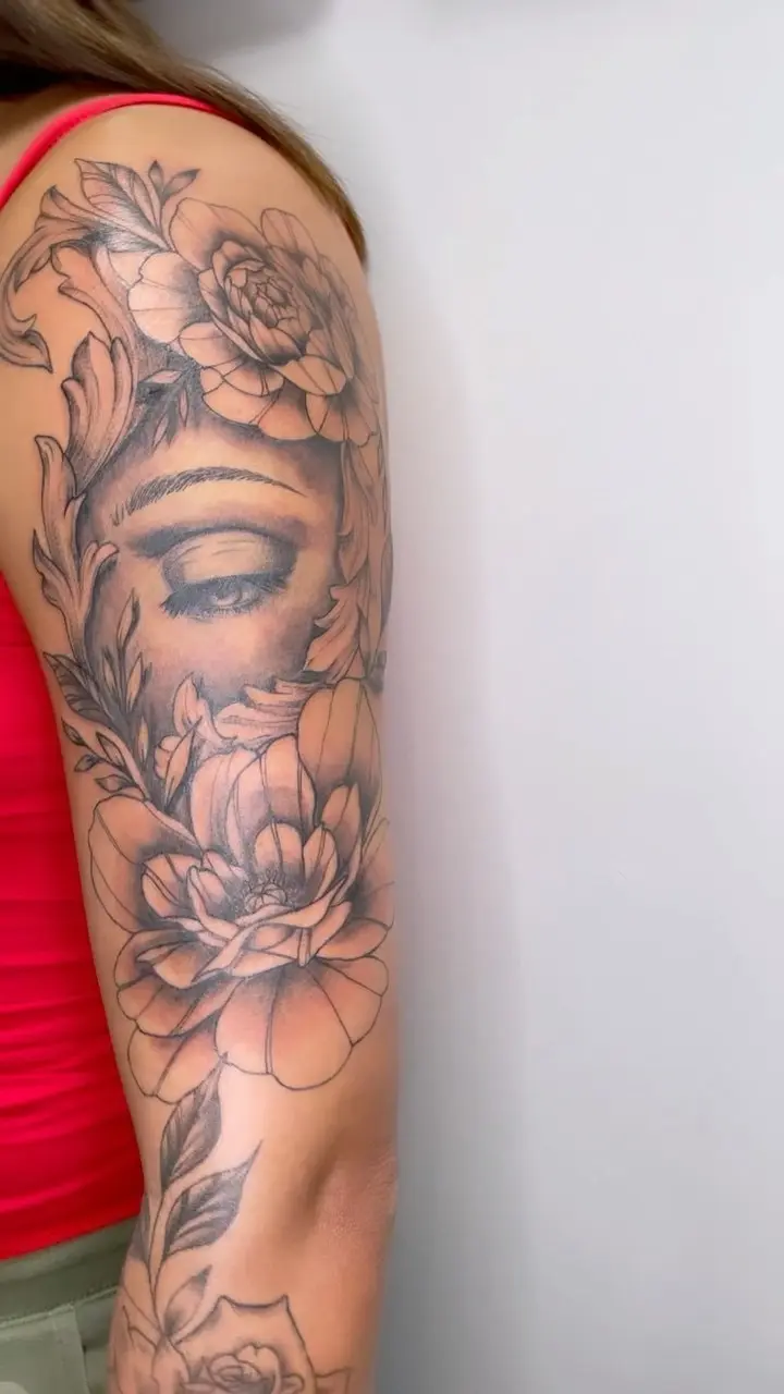 So satisfying watching a sleeve come together 😍 * * * #sleevetattoo #eyetattoo #filigreetattoo #flowers #peonies…