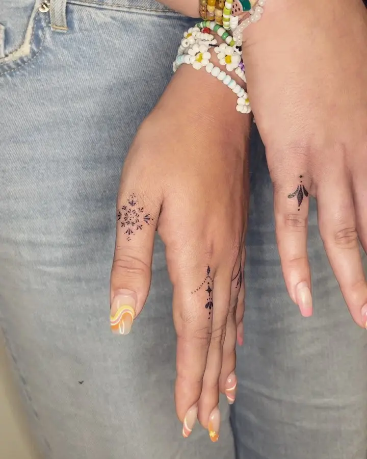 Some cute finger tattoos to brighten up this rainy day😍 * * * #fingertattoos #delicatetattoo #decorativetattoo…