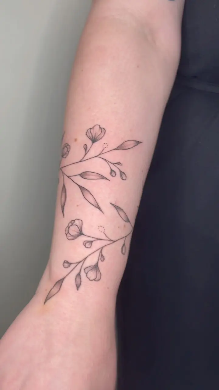 Freehand floral wrap arounds are my fav 😍😍 * * * #armbandtattoo #floralarmband #wraparound #daintyflowers…
