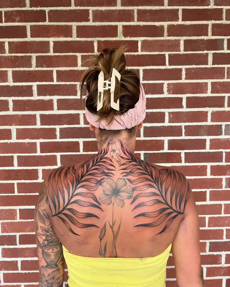Loving this back piece I did recently 😍 I have some big news coming soon btw, stay tuned!! * * * #backtattoo #vines…