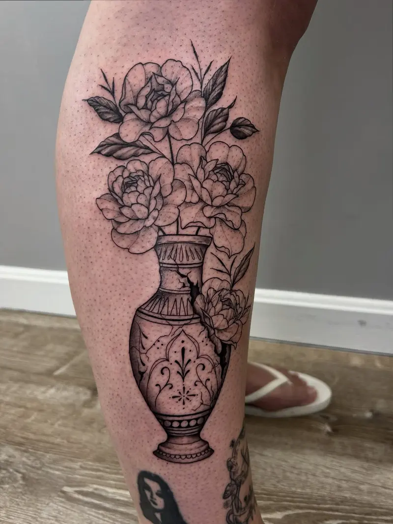 Cracked vase🏺from the other day. 🥀 Fall books are open 🥀 * * * #vase #peonies #roses #florals #crackedvase…