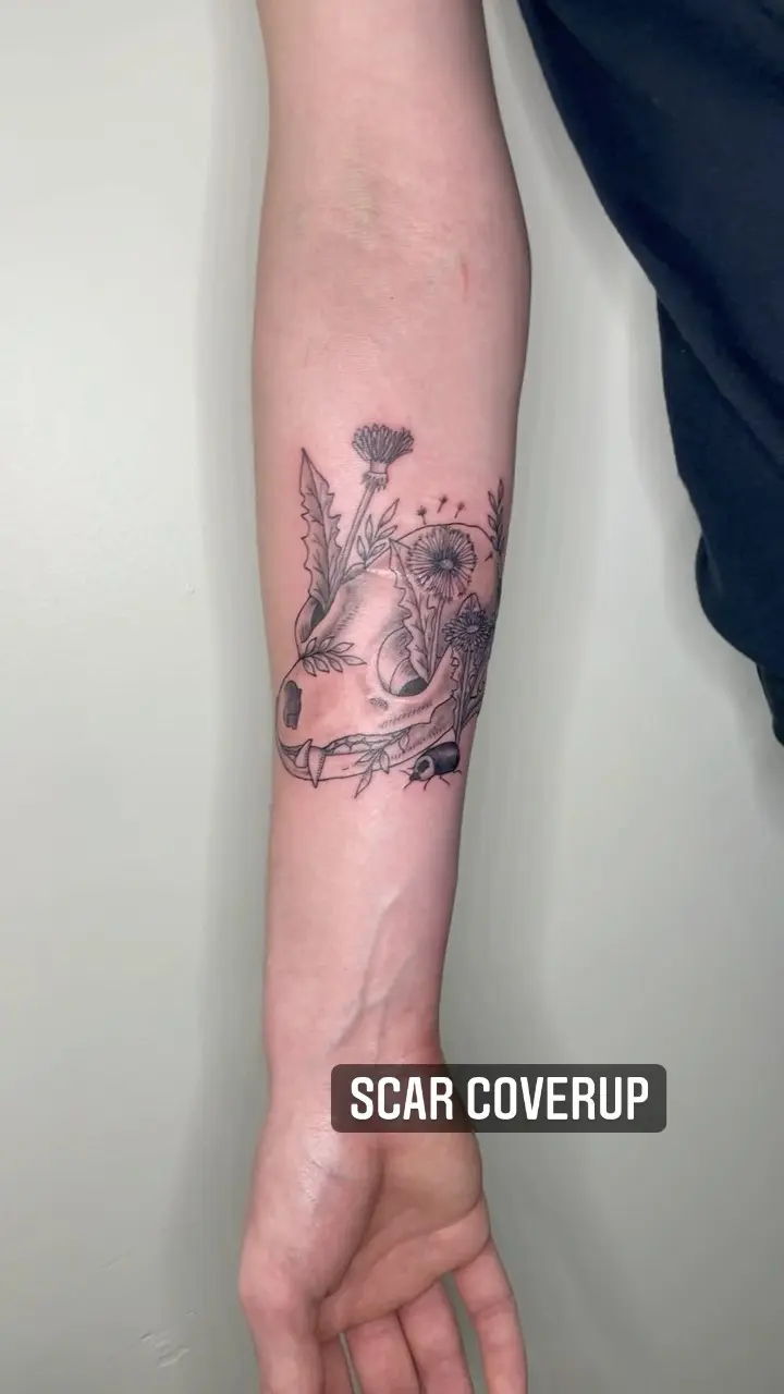 A great way to spend my Friday 🥰 * * * #raccoonskull #raccoontattoo #dandilion #skulltattoo #chakratattoo #yogapose…