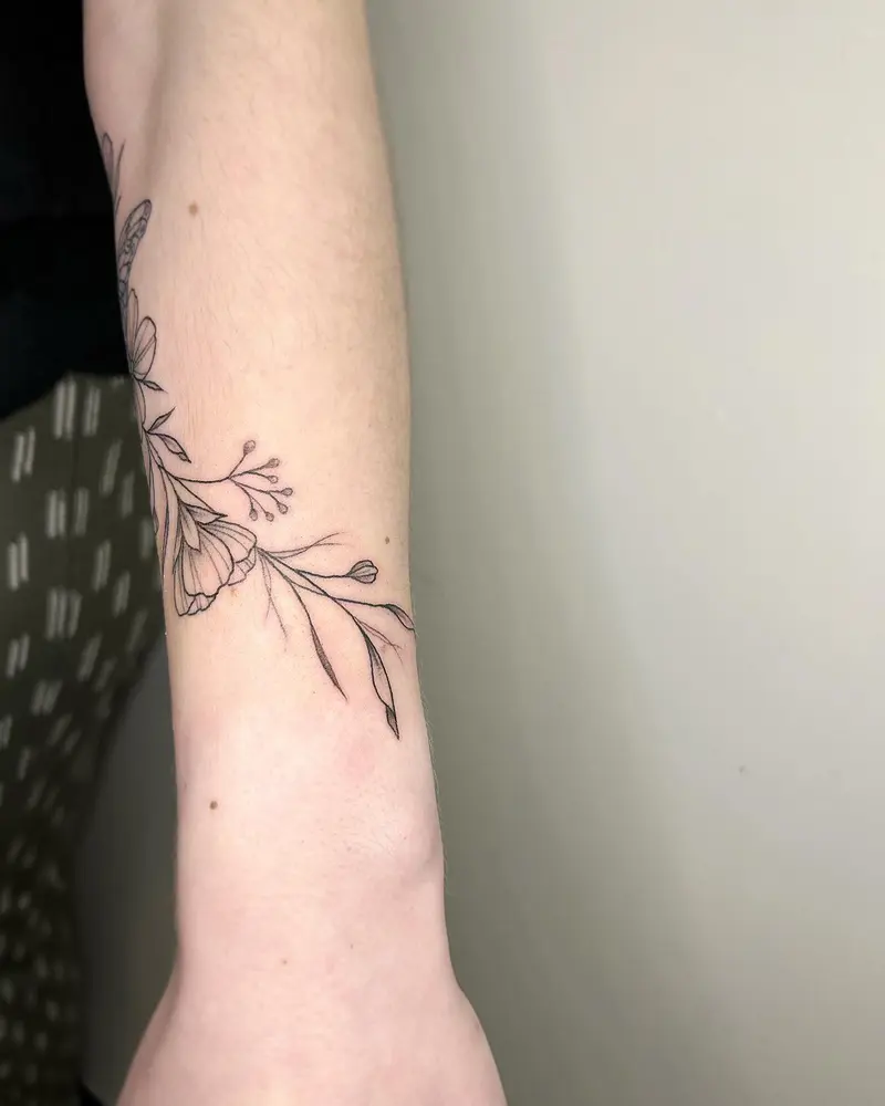 Moth vine from last week 🍃 * * * #mothtattoo #vines #delicatetattoo #finelinetattoo #tattooinspo #tattooinspiration…
