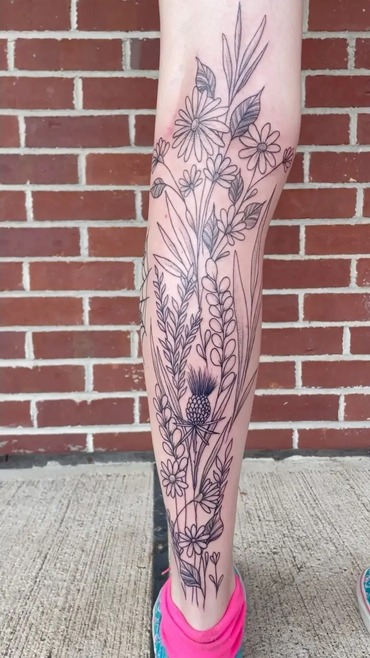 Loving the placement on this one 😍😍😍 * * * #calftattoo #thightattoo #wildflowers #daisies #daisytattoo #legtattoo…