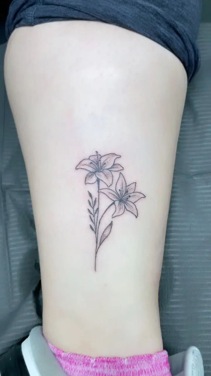 Some lilies from the other day! I love simple line work flowers with a little shading 😍 * * * #lilies #lily…