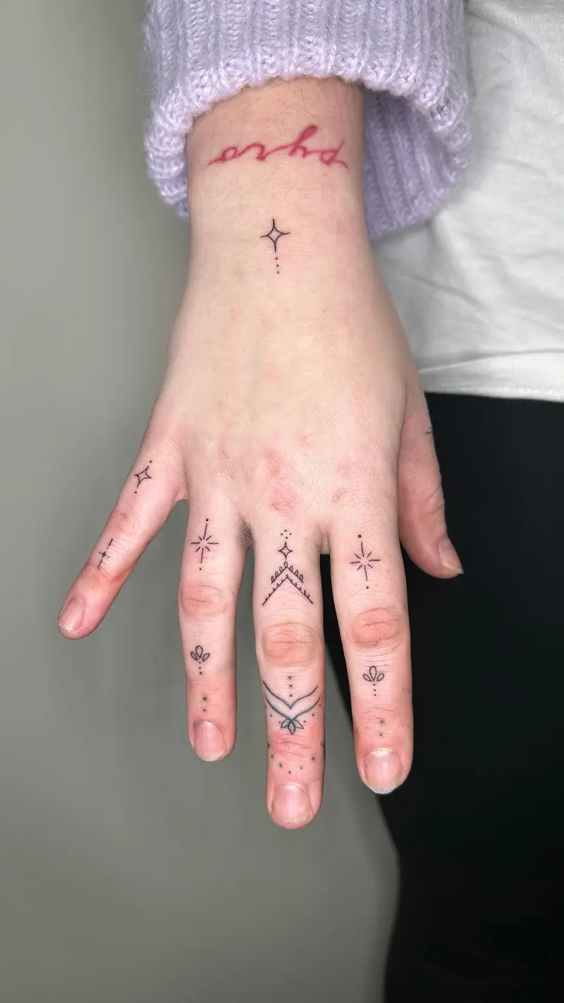 Here are a few tips for helping you heal your new finger tattoos so they will look new for longer: 1. Keep your new…