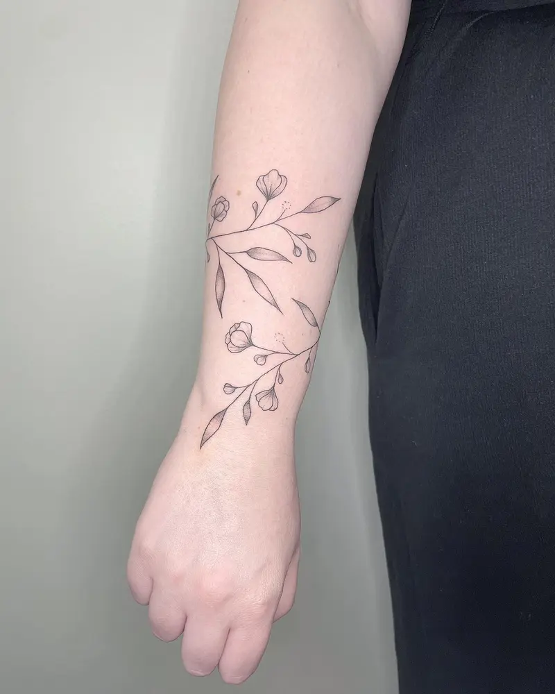 Delicate free hand wristlet from last month * * * #freehandtattoo #sharpieart #sharpiedrawing #freehand…