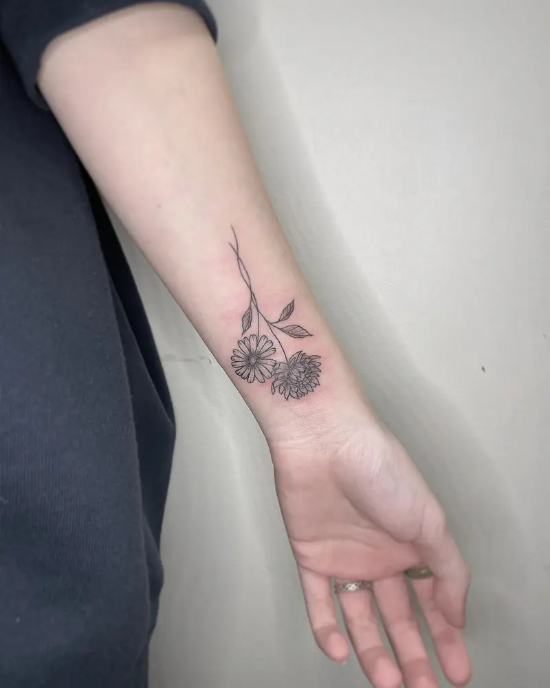 Daisy and chrysanthemum from a little while ago * * * #daisytattoo #friendshiptattoo #friendtattoo #illustrationtattoo…