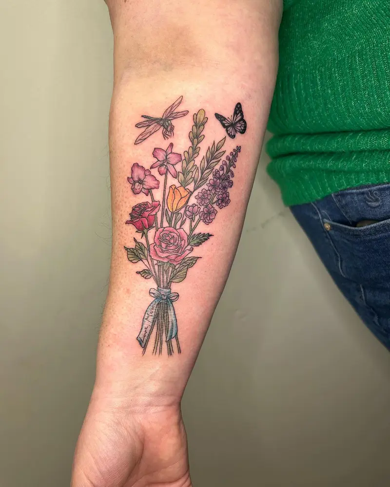 A lovely bunch of flowers from last week. I love getting to do such meaningful tattoos 🥰 * * * #bouquetofflowers…