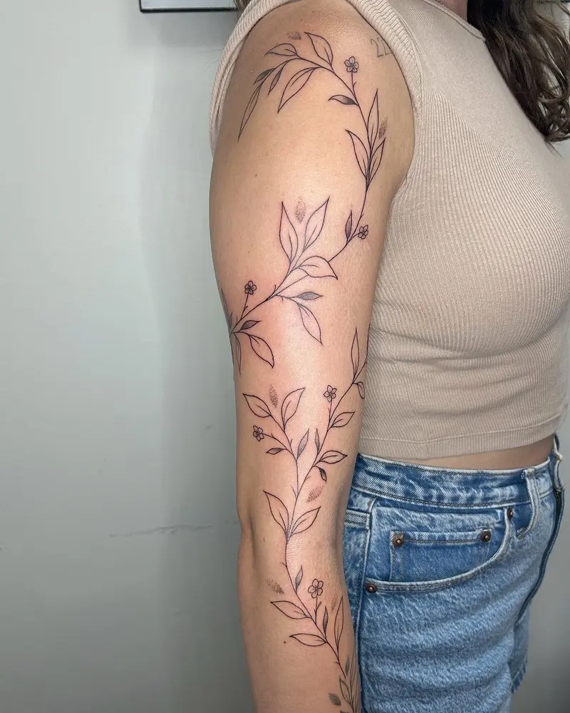 Freehand wrap around vine I did a while back, adding on to a branch I did last March * * * Freehandtattoo…