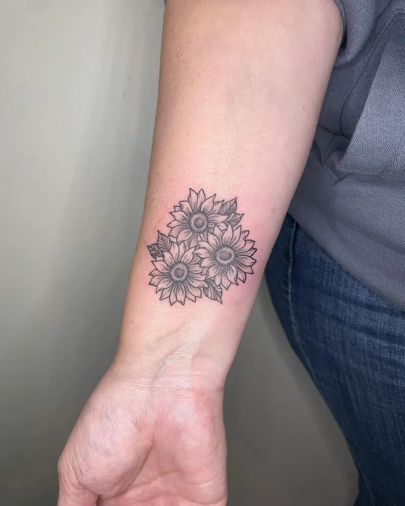 So many tattoos to post, so little time 🙈 * * * #sunflowers #sunflowertattoo #memorialtattoo #botanicaltattoo…