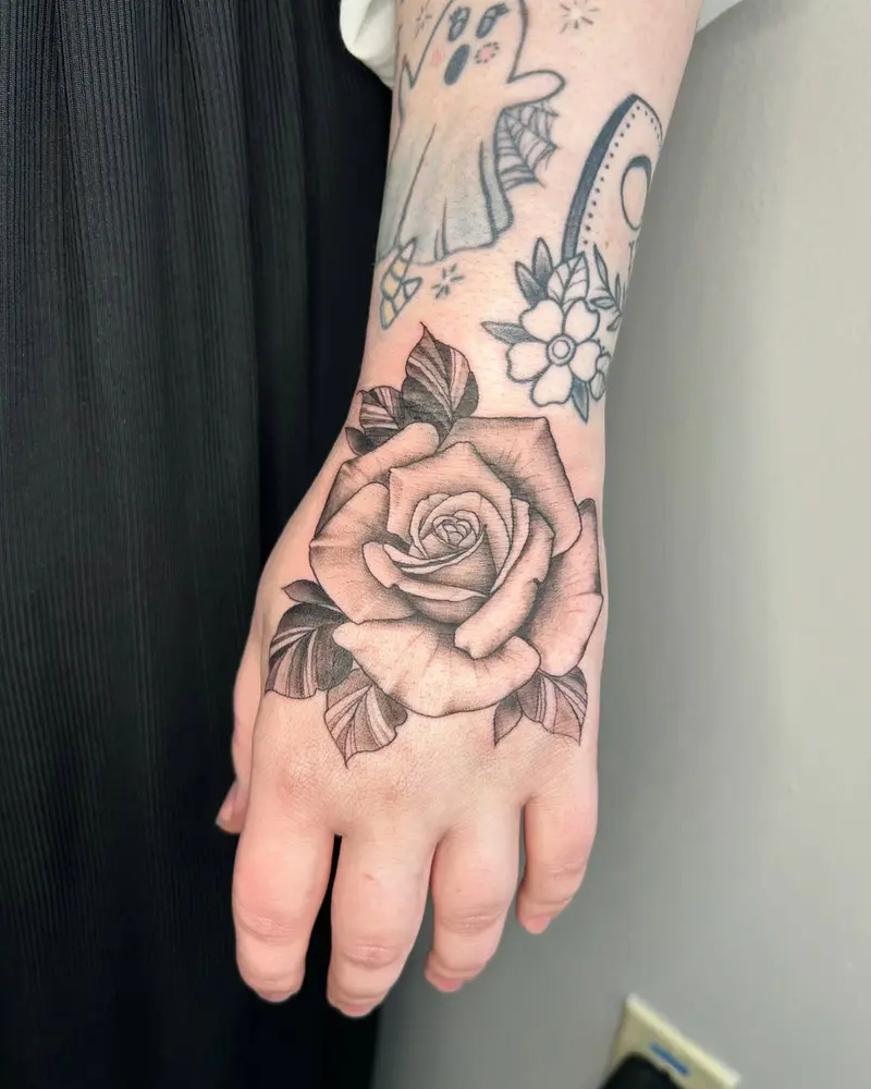 More realistic roses please 😍🥰 * * * #handtattoo #rosetattoo #handrosetattoo #realism #realistictattoo #realismrose…