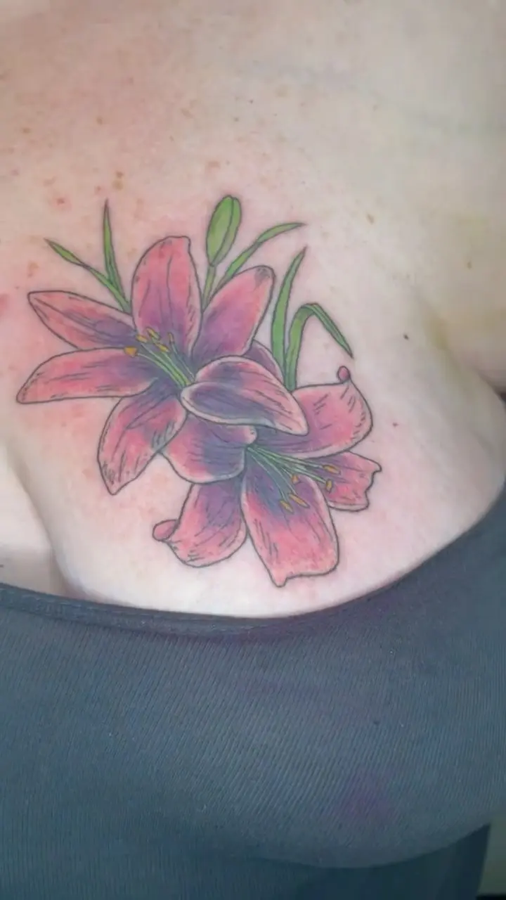 I love a lily for a cover up. They’re so fun so do 💛 * * * #coveruptattoo #lilyflower #colortattoos #oldtattoo…