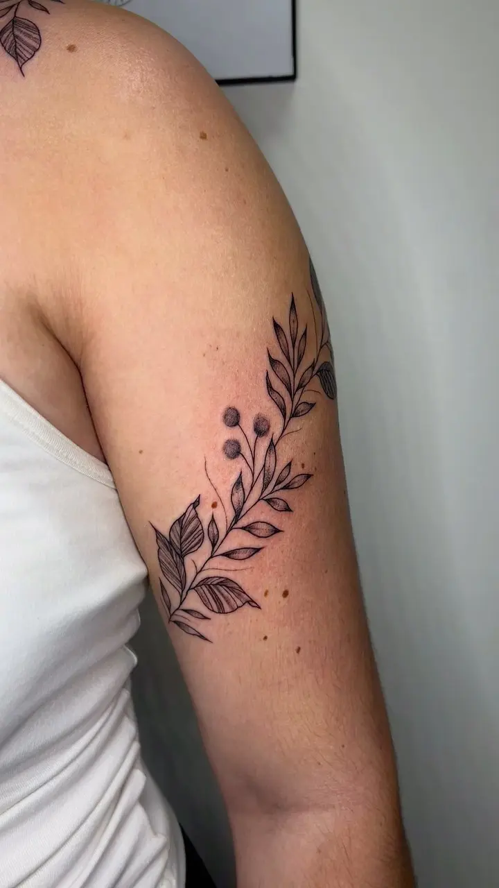 I’ve been loving all the freehand designs recently! Keep ‘em coming 😍🥰 * * * #armbandtattoo #vinetattoo #vines…