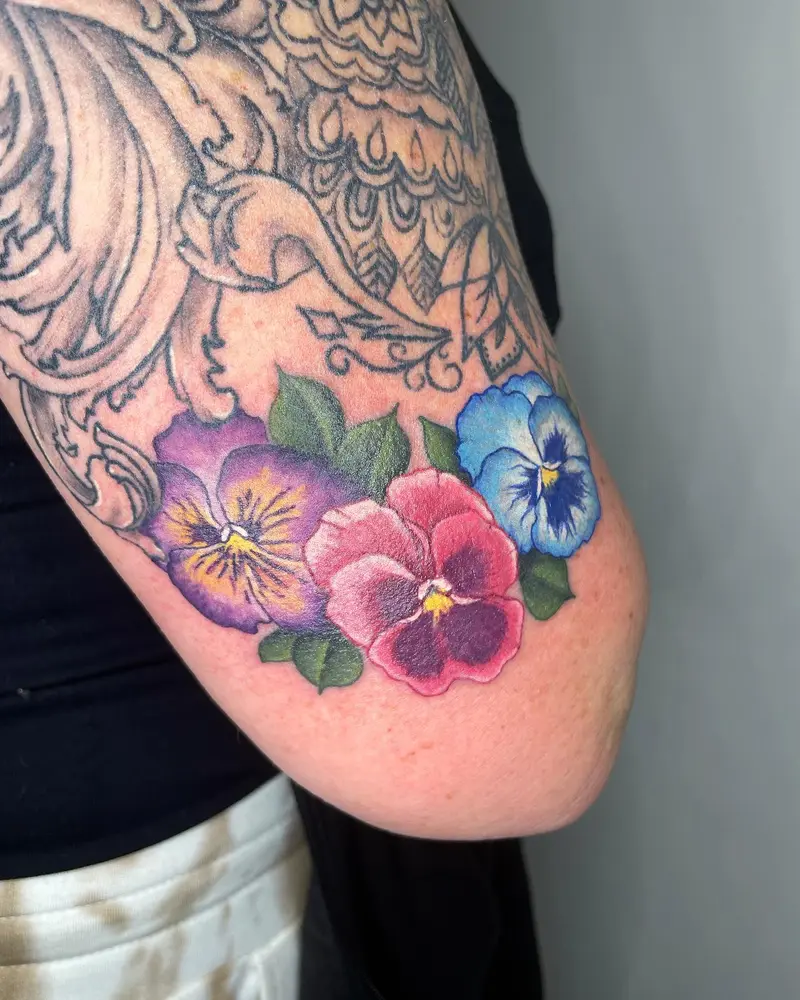 Added some pansies to Kelly’s arm! I’ve been loving the realistic/watercolor style flowers I’ve been getting to make…