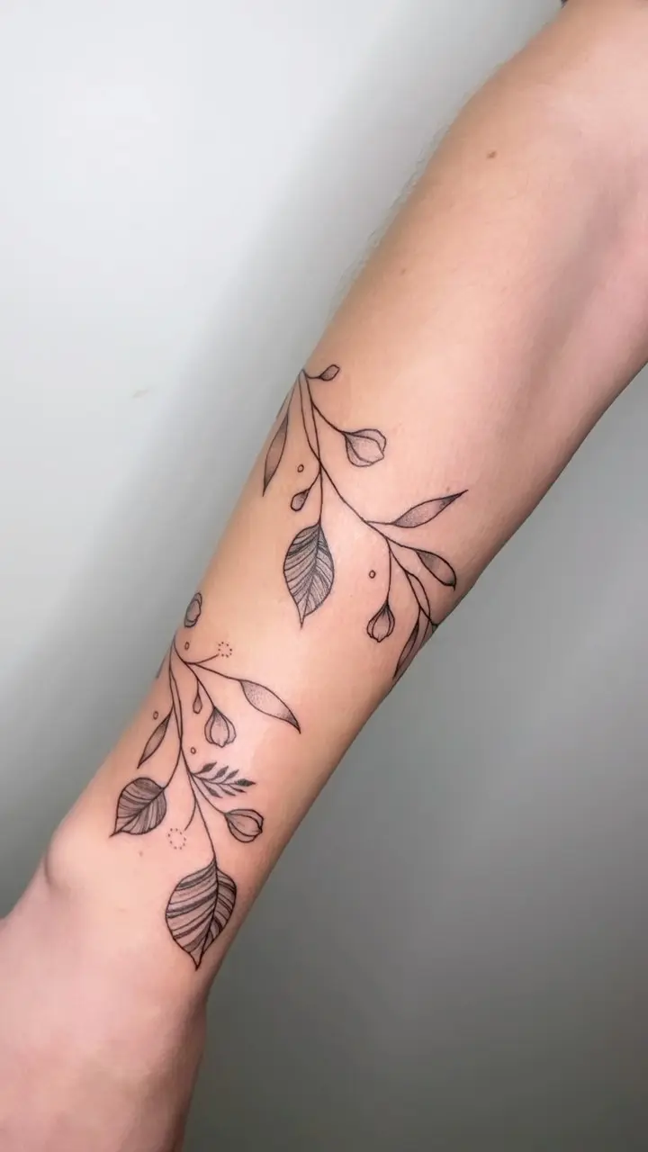 Back again with the free hand and I loved every second of it 😍 * * * #freehandtattoo #vinetattoo #vinedrawing #leaves…