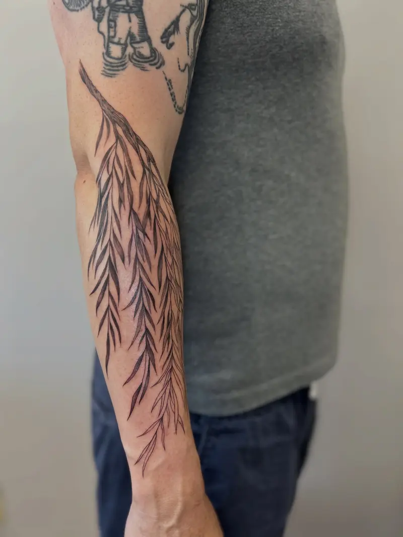 First session on this willow branch. Love it so far but I can’t wait to see it finished #willowtree #branch #leaves…