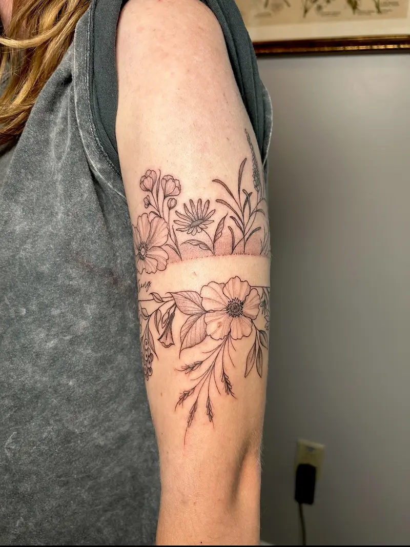 A little (mostly) freehand armband from last week. I’m so down to do more freehand stuff like this 😍🥰🌸 * * *…