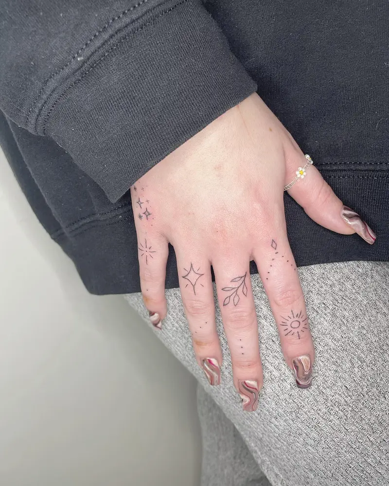 Some cute dainty hand decorations from last week 😍 * * * #fingertattoos #handtattoo #daintytattoo #fingertattoo…