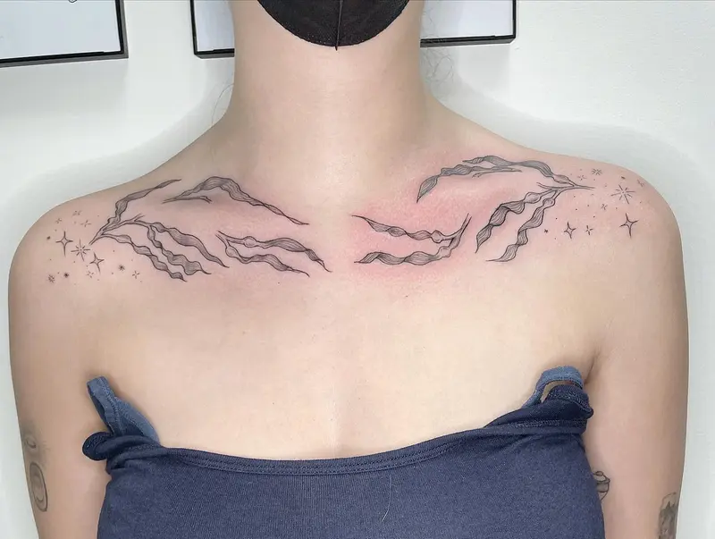 Some freehand seaweed I did yesterday to get the weekend started. * * * #collarbonetattoo #chesttattoo #seaweed…